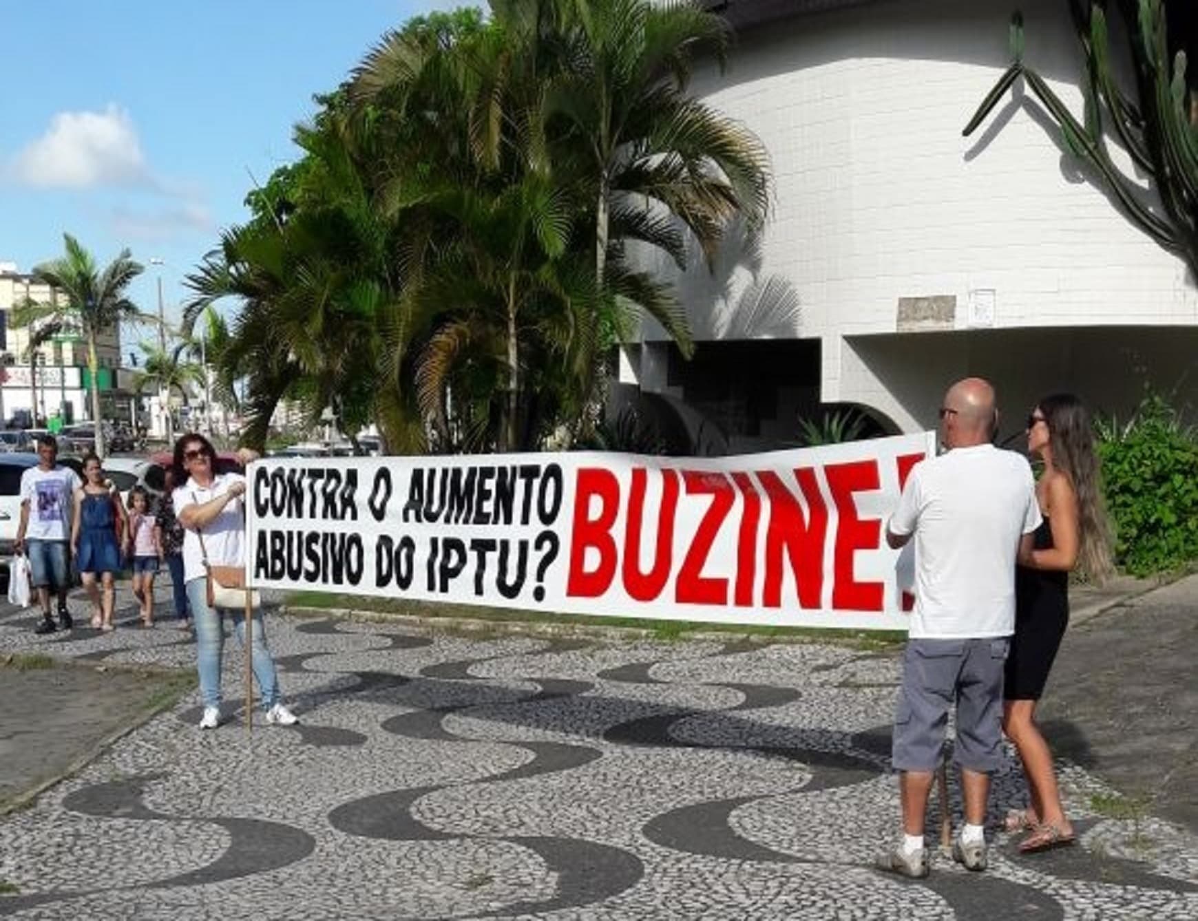 Moradores protestam contra aumento do IPTU em Tubarão