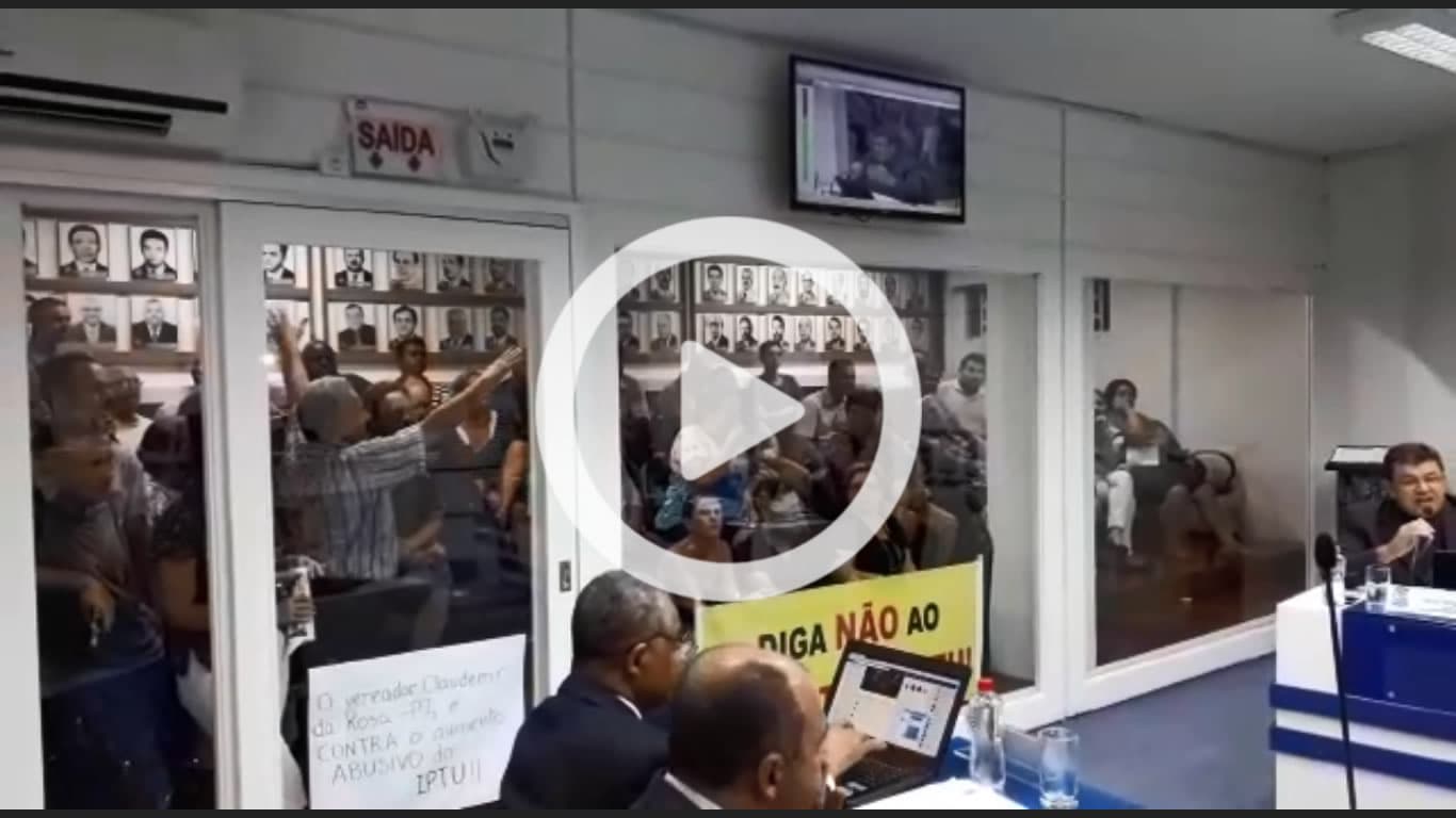 Enquanto plenário discute o IPTU, vereador é flagrado navegando no Facebook