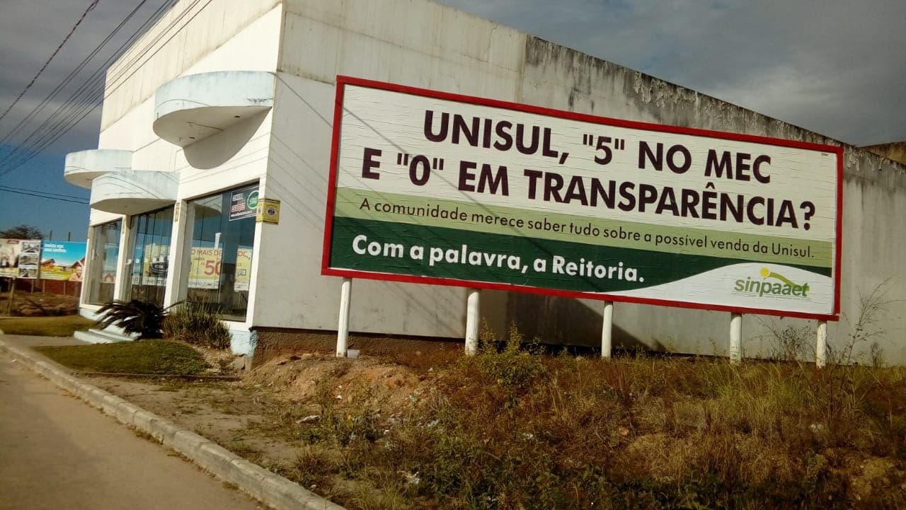 Após não comparecer a audiência, Sinpaaet espalha outdoors contra a Unisul
