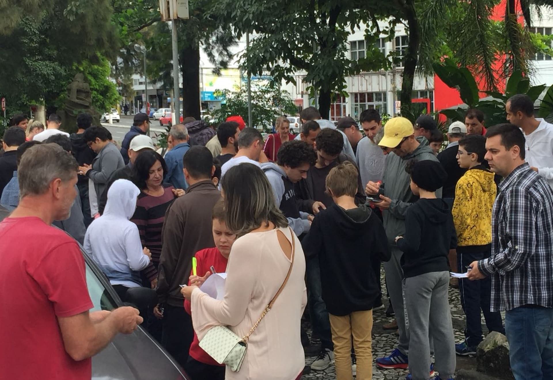 Crianças e adultos se reúnem para trocar figurinhas, no Centro