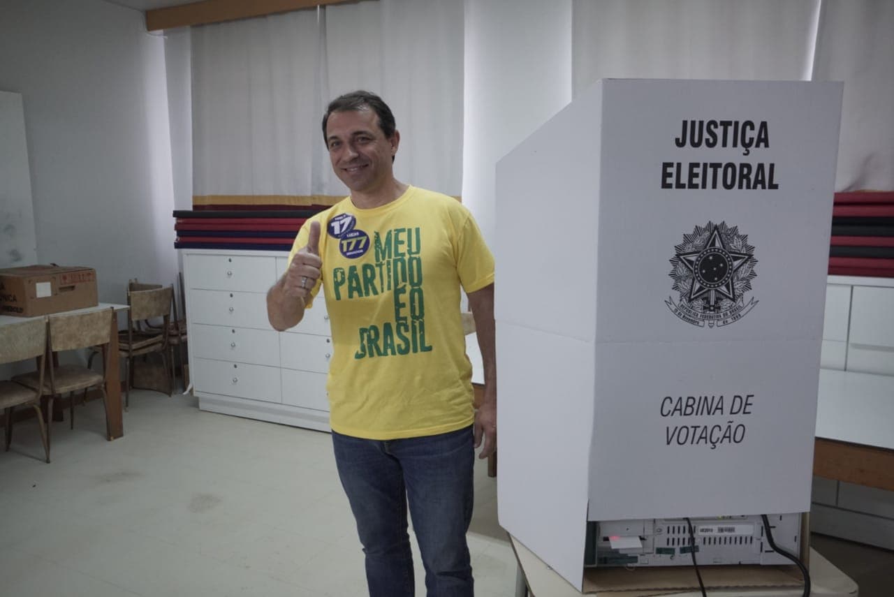 Candidato a governador, Comandante Moisés vota em Tubarão