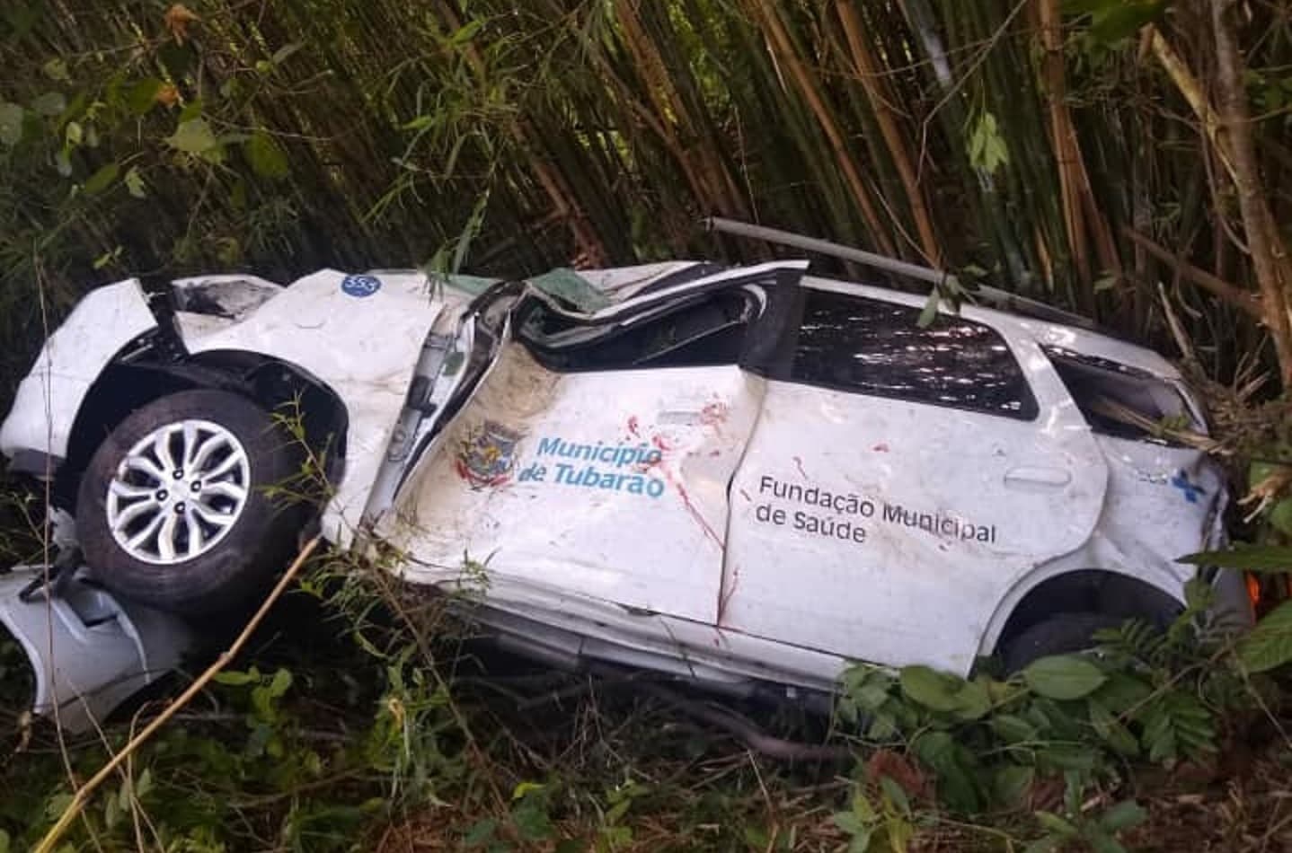 Carro da prefeitura capota na BR-101