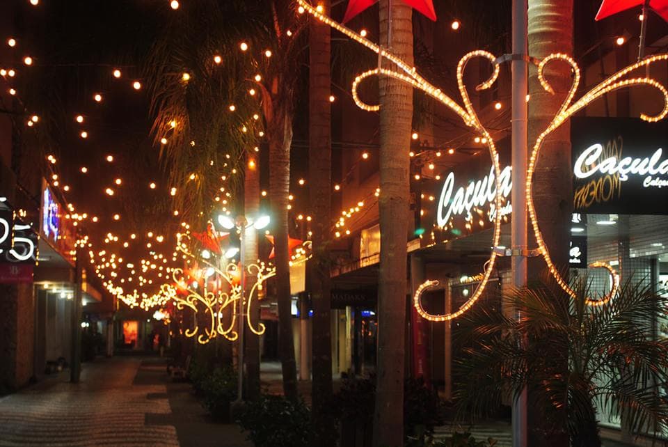 Iluminação de Natal começa a ser acionada nesta terça-feira (17)