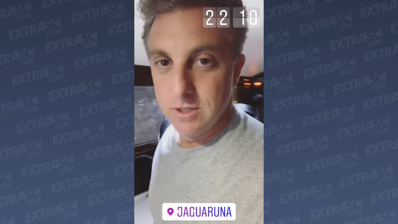 Luciano Huck pousa no Aeroporto Regional, em Jaguaruna