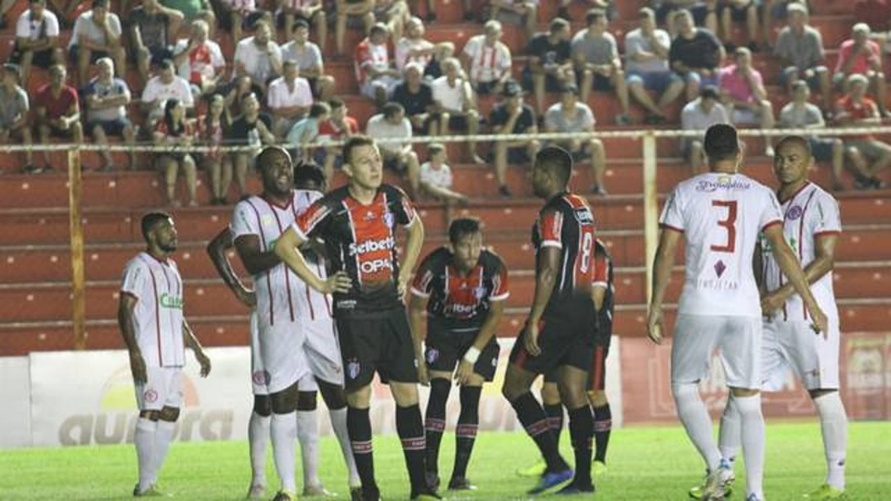 CATARINENSE: No Aníbal Costa, Hercílio Luz e Joinville ficam no 0 a 0