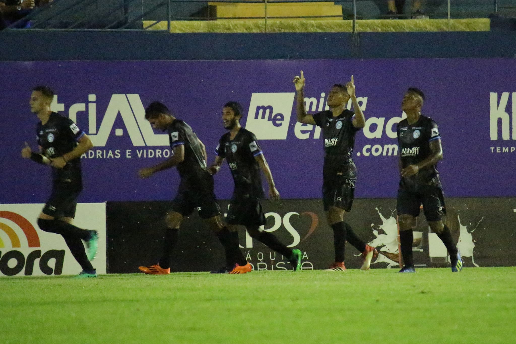 CATARINENSE: Aleluia! Tubarão abre três, segura reação do Joinville e vence a primeira no ano