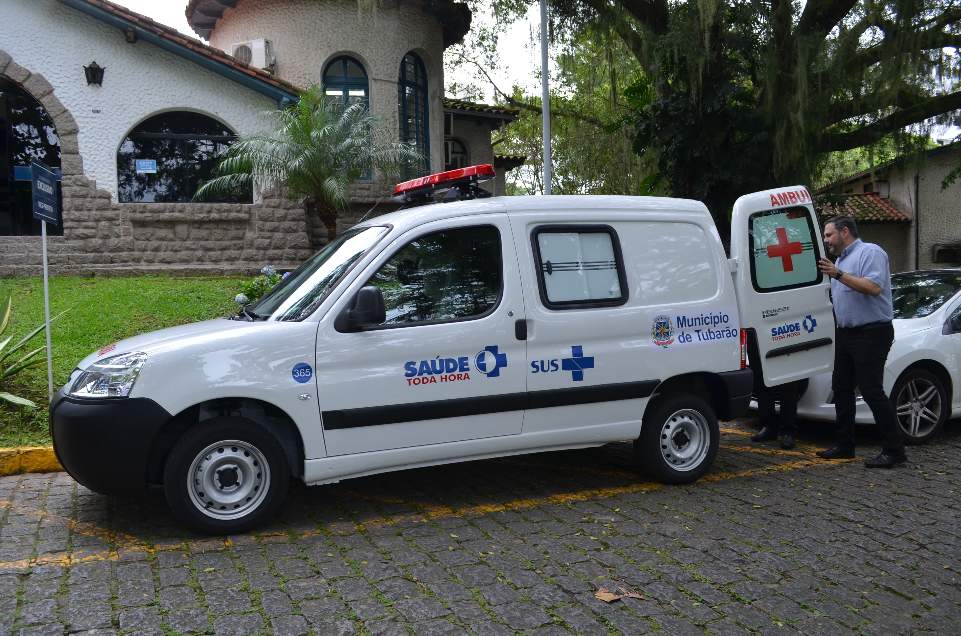 Tubarão recebe ambulância adquirida com recursos do Ministério da Saúde