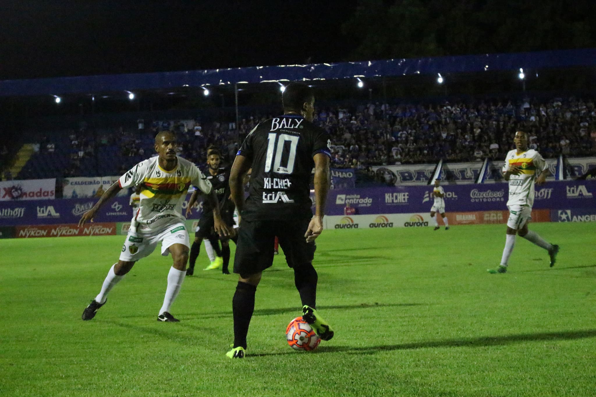 CATARINENSE: Tubarão bate o Brusque, respira, mas segue na lanterna do estadual