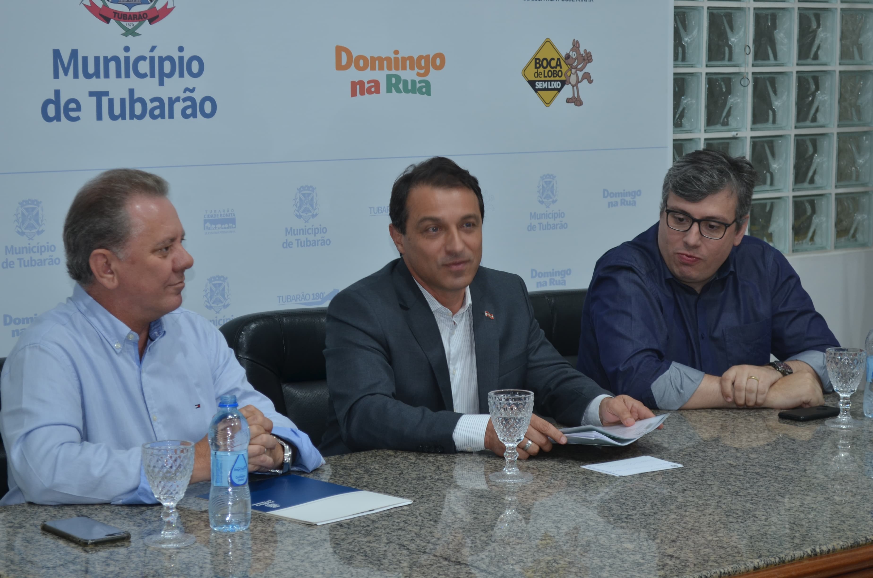 Governador dribla assessores e atende a imprensa de Tubarão