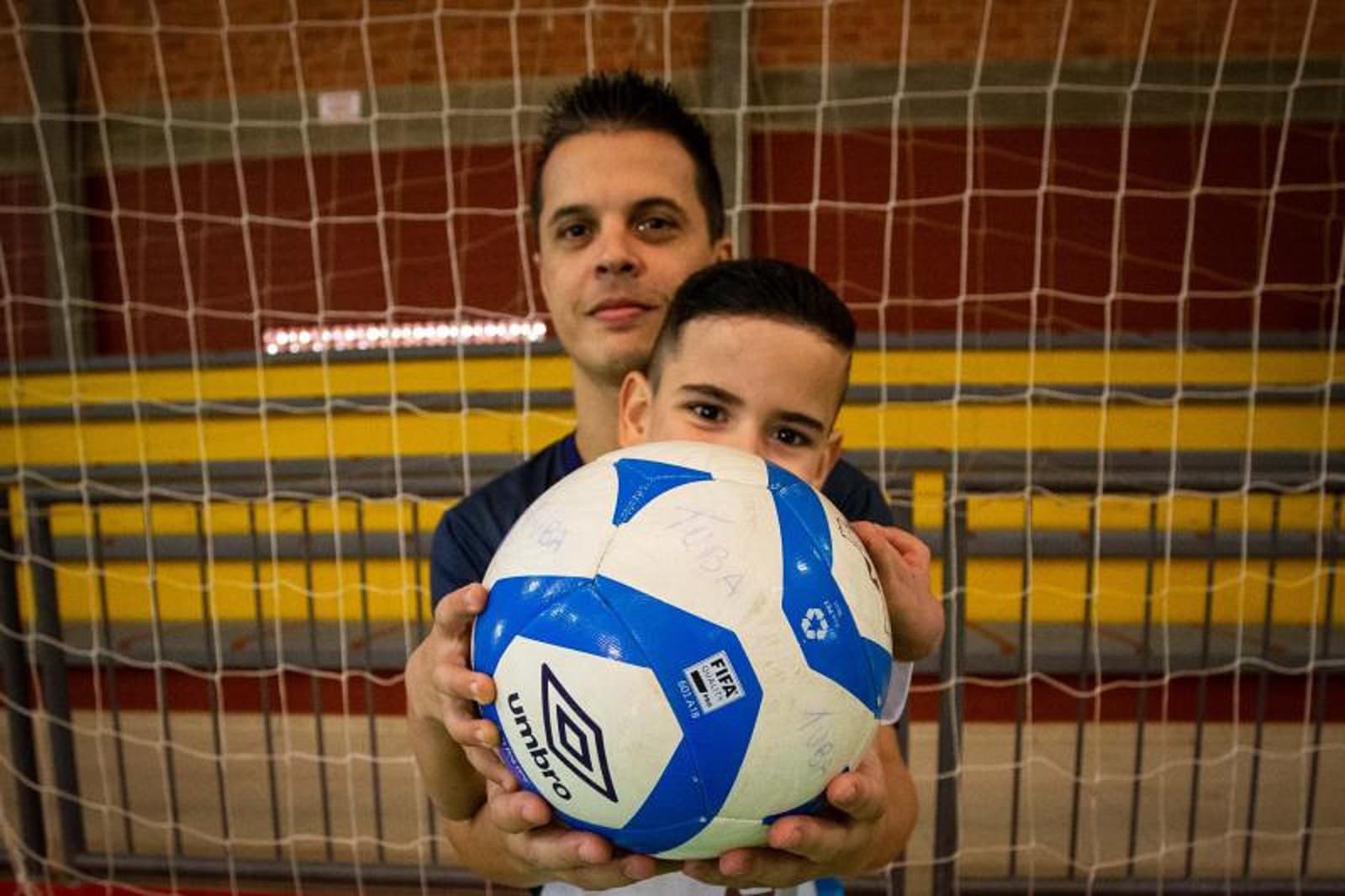 Dia do goleiro: TV promove encontro entre pequeno fã e atleta do Tubarão Futsal