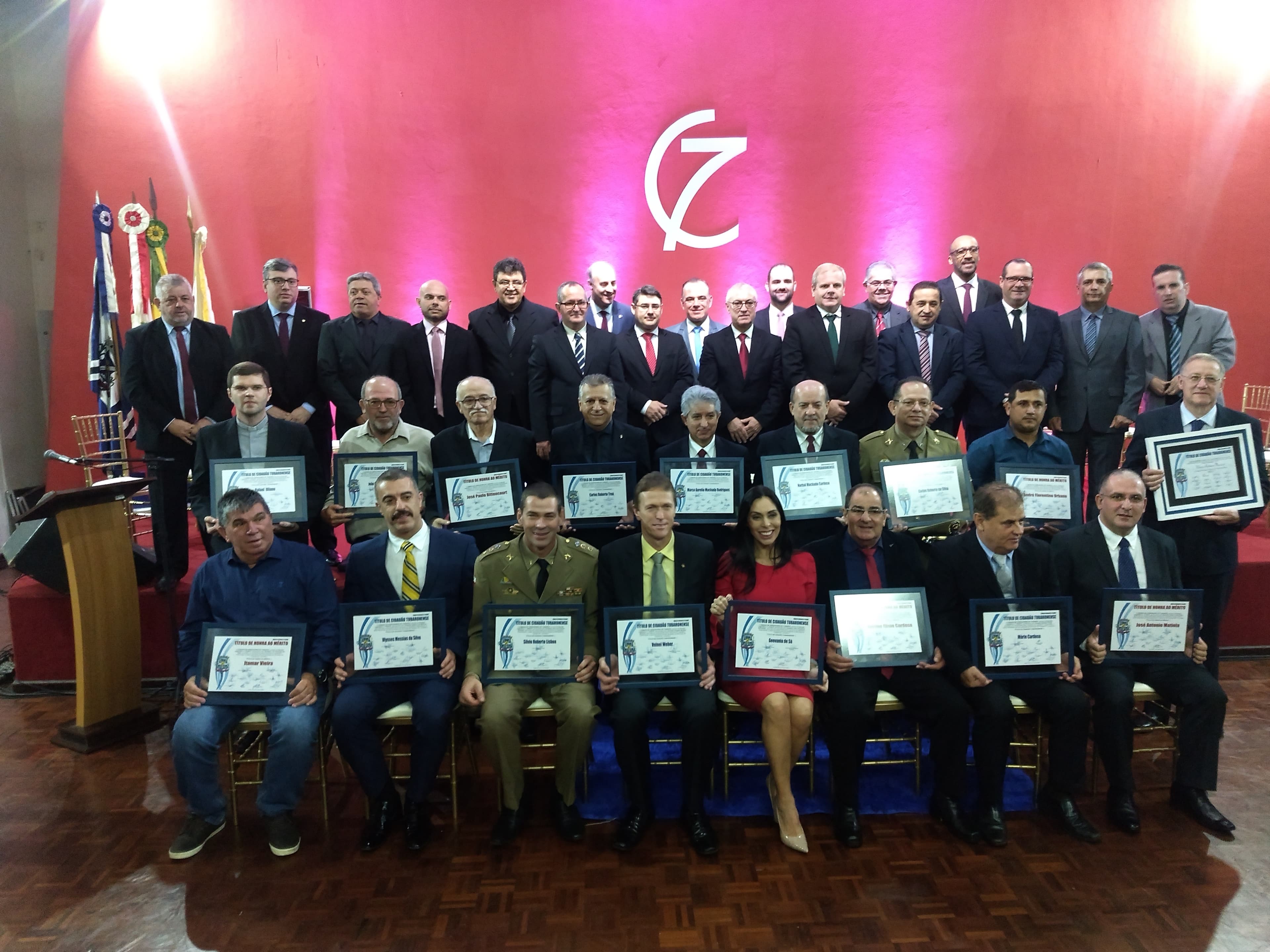 Vereadores concedem títulos de honra em sessão solene