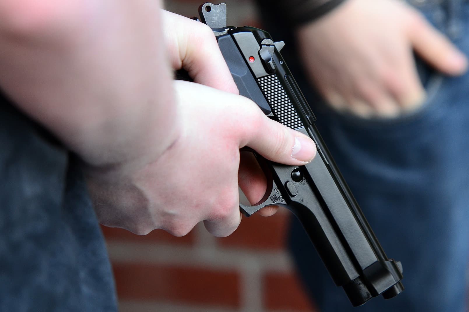 Jovem é encaminhado ao hospital após levar coronhada durante assalto