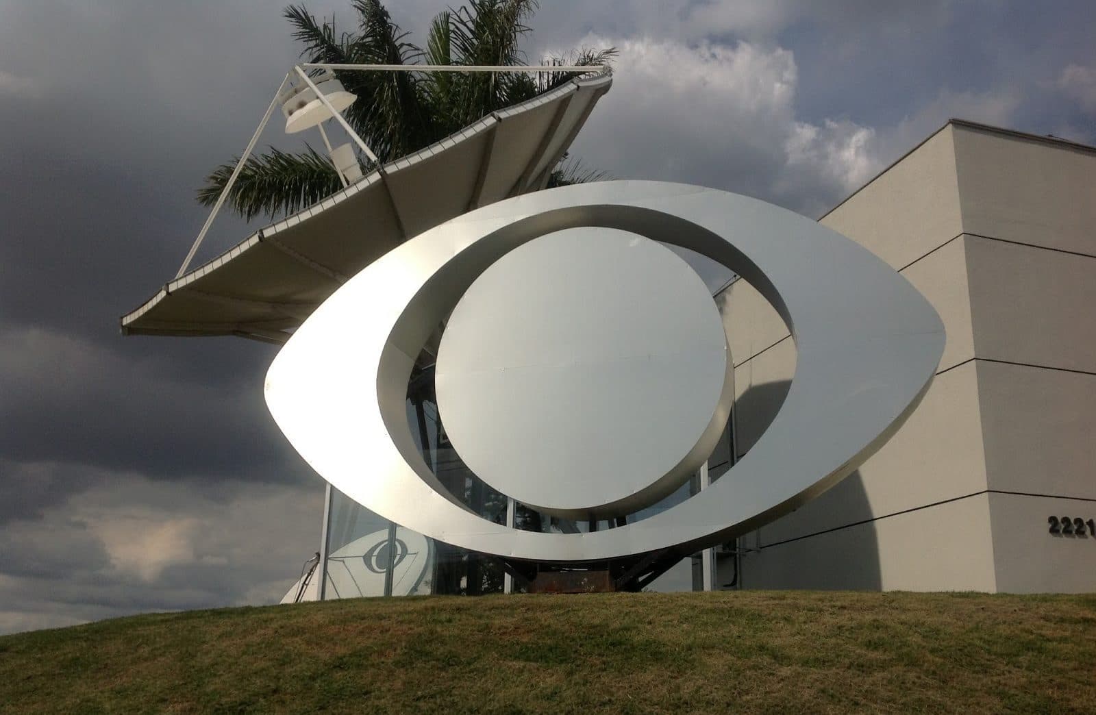 Assim como a Globo, tudo caminha para existir uma só Band também