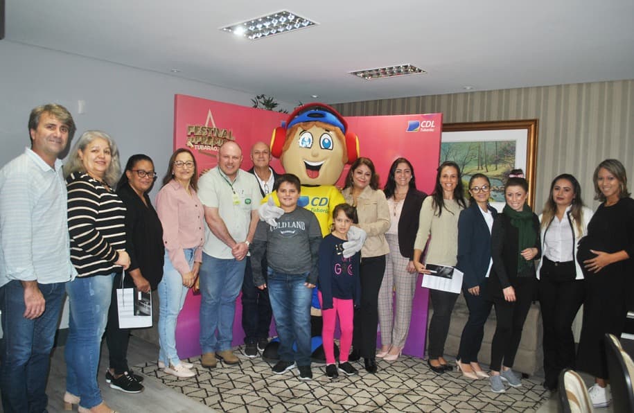 CDL entrega vales-compras do Festival de Prêmios
