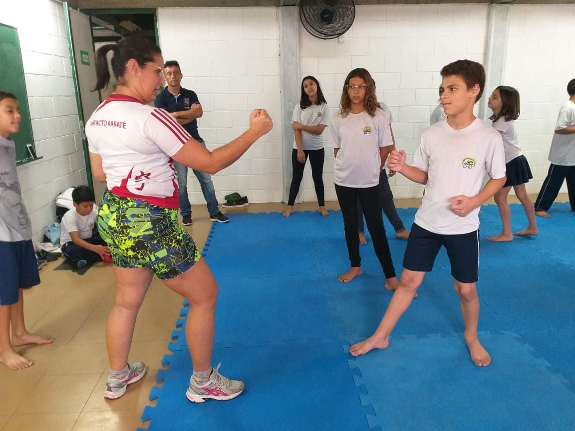 Escolas oferecem aulas gratuitas de karatê