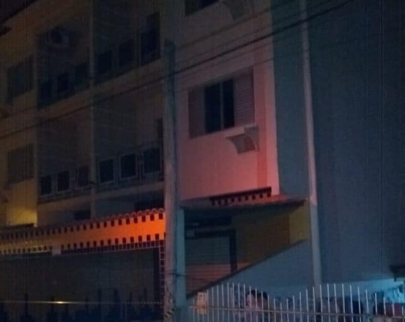 Moradores deixam prédio às pressas após ouvirem barulho de abalo na estrutura
