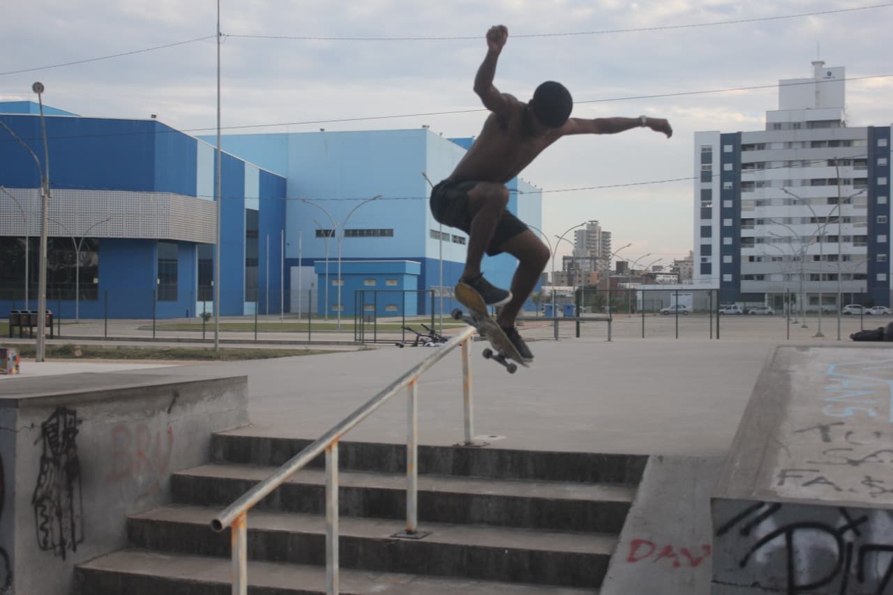 Aventura sobre rodas: tubaronenses comemoram Dia Mundial do Skate