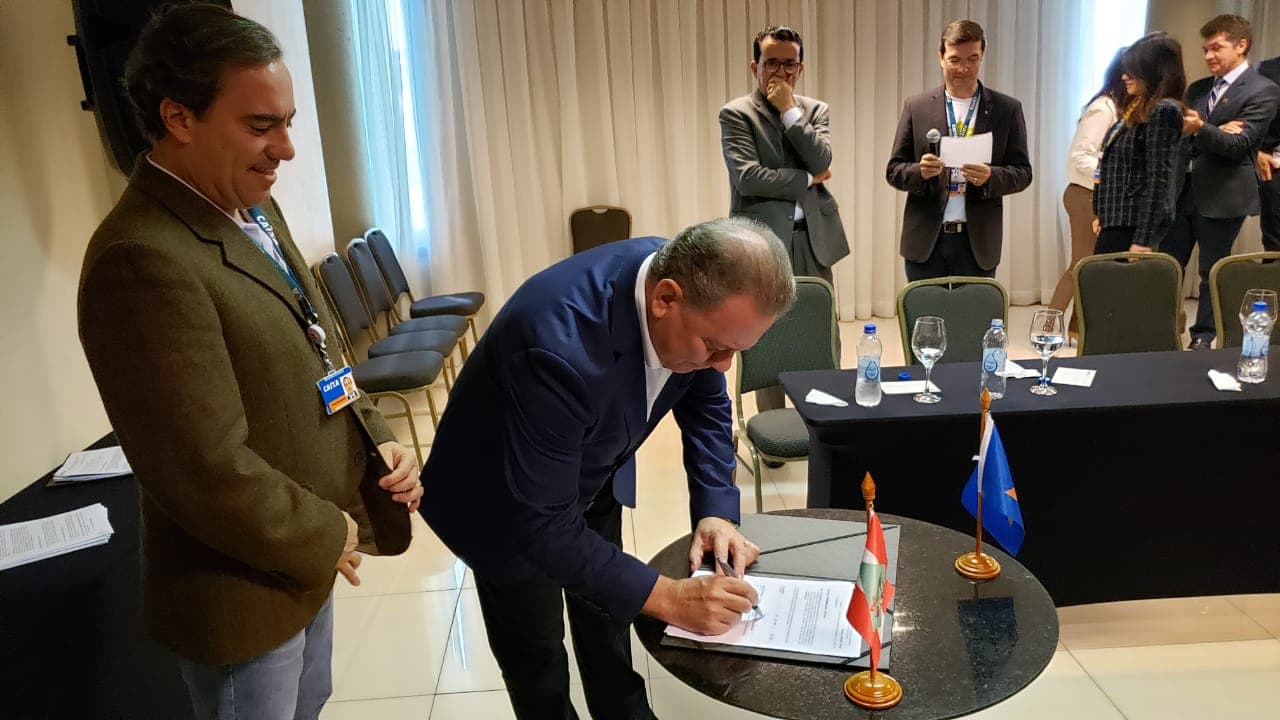 Prefeito assina financiamento de R$ 30 milhões com a Caixa