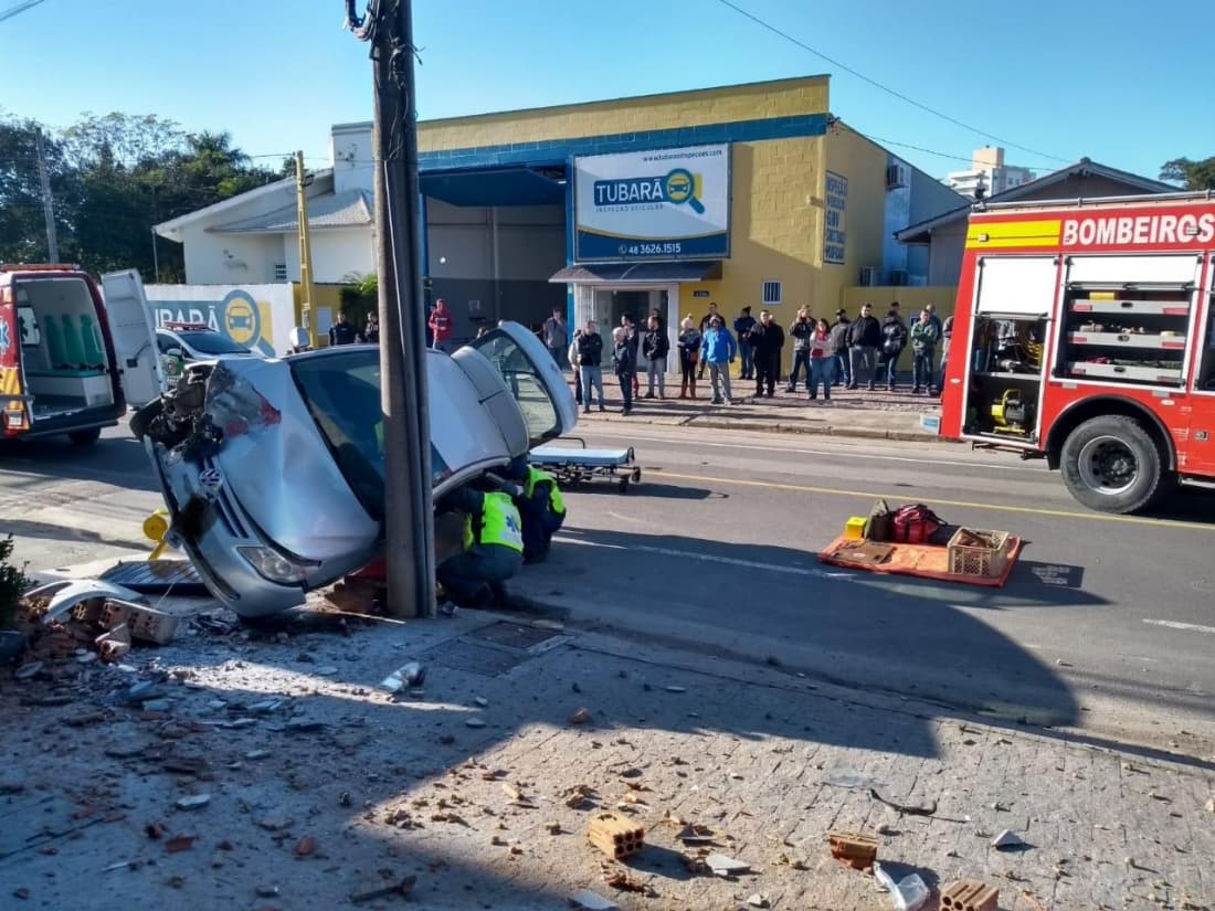 Carro bate em poste na Avenida Expedicionário