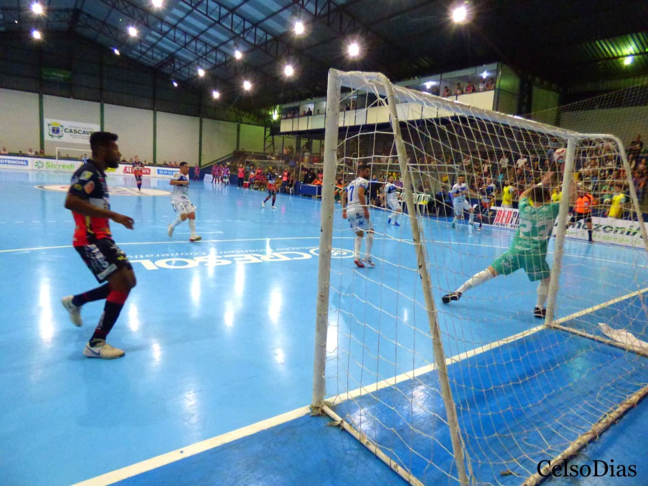 LIGA FUTSAL: Fora de casa, Tubarão perde para o Cascavel
