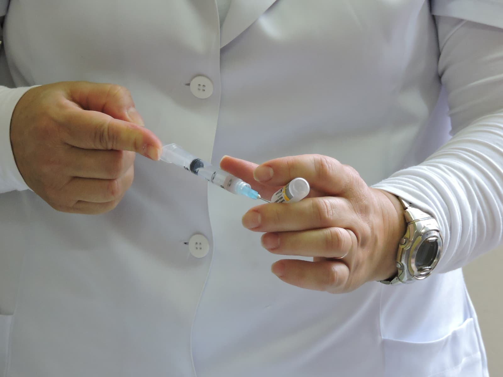 Crianças precisam receber dose extra da vacina contra o sarampo