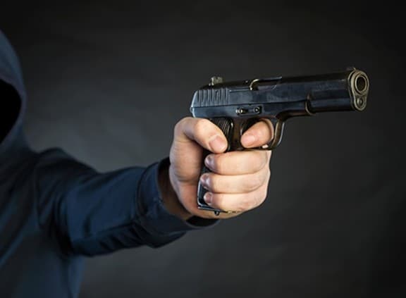 Família é feita refém durante duas horas por assaltante armado