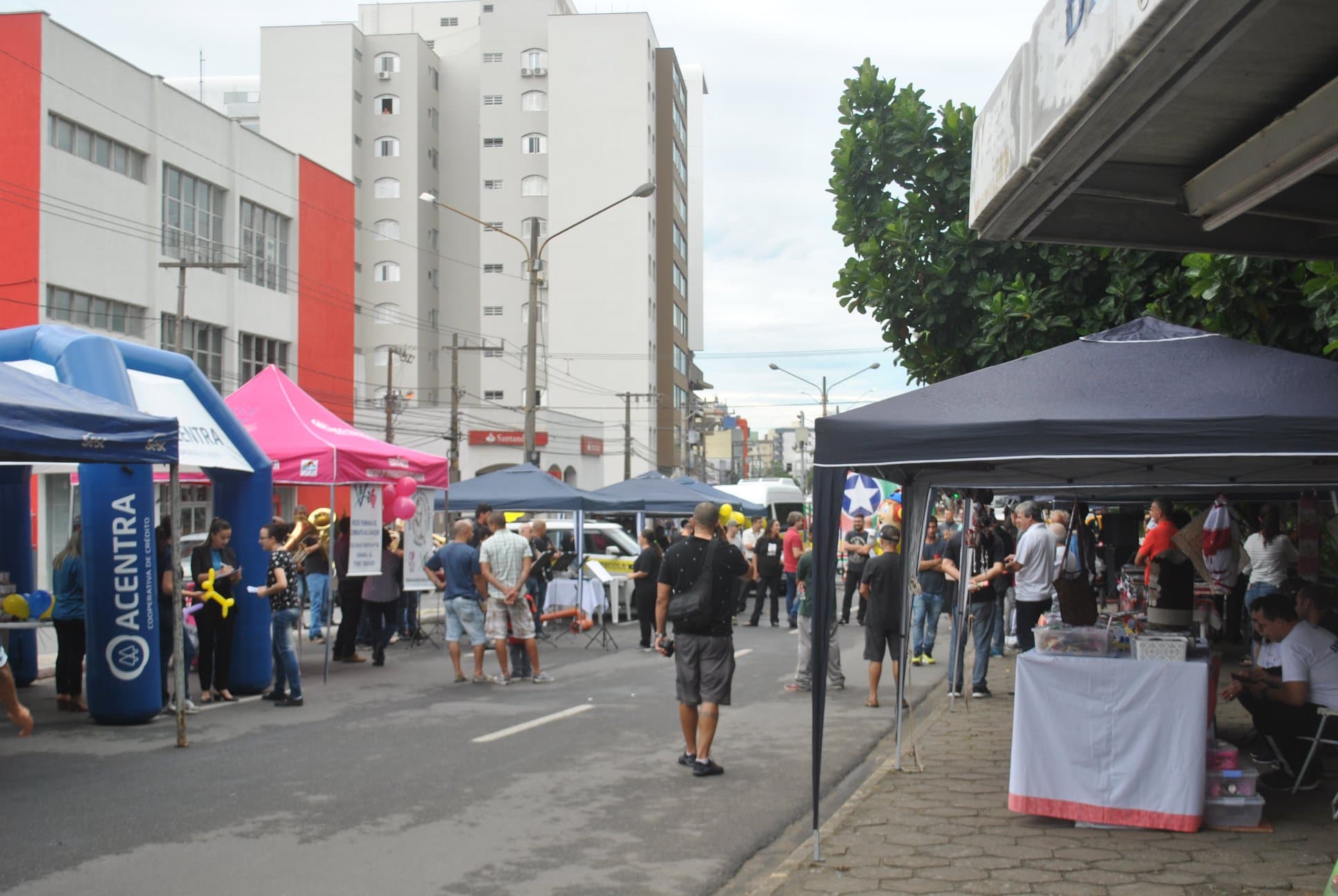 Exposição de carros antigos e horário estendido marcam Dia dos Pais no comércio