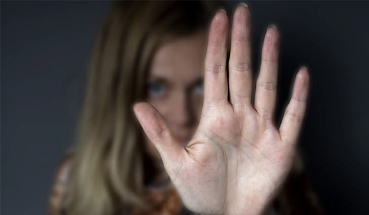 Mulher é agredida pelo marido em público, dentro de estabelecimento