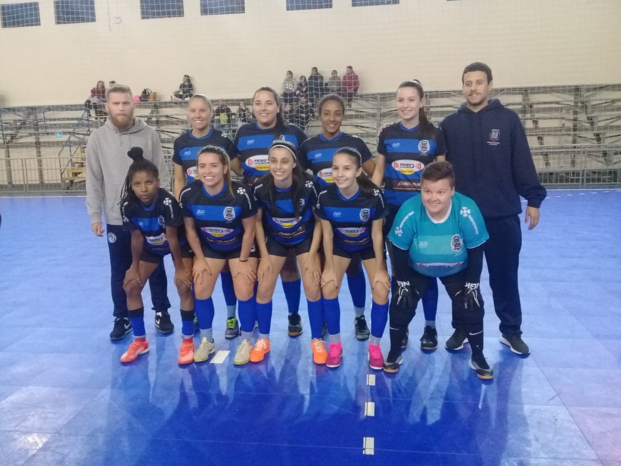 Invictas, meninas do futsal garantem vaga na semifinal da Adesc