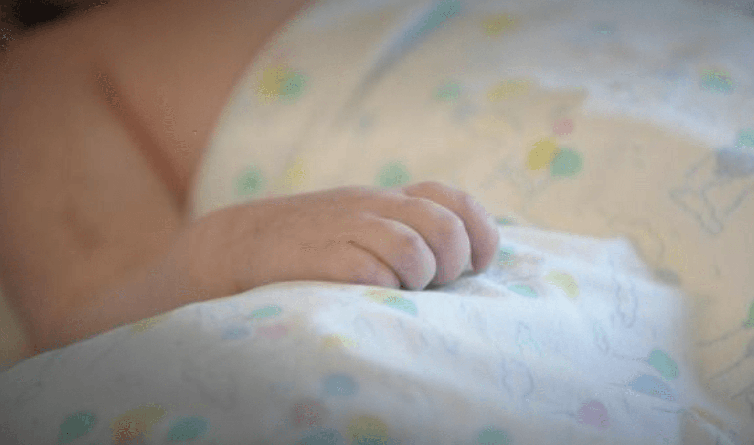 Menino de 2 anos está com suspeita de meningite bacteriana