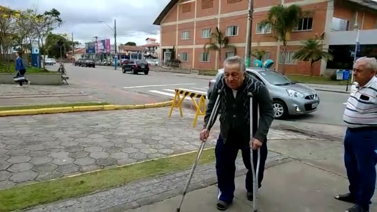 Idoso com mobilidade reduzida é impedido de acessar posto de saúde de carro