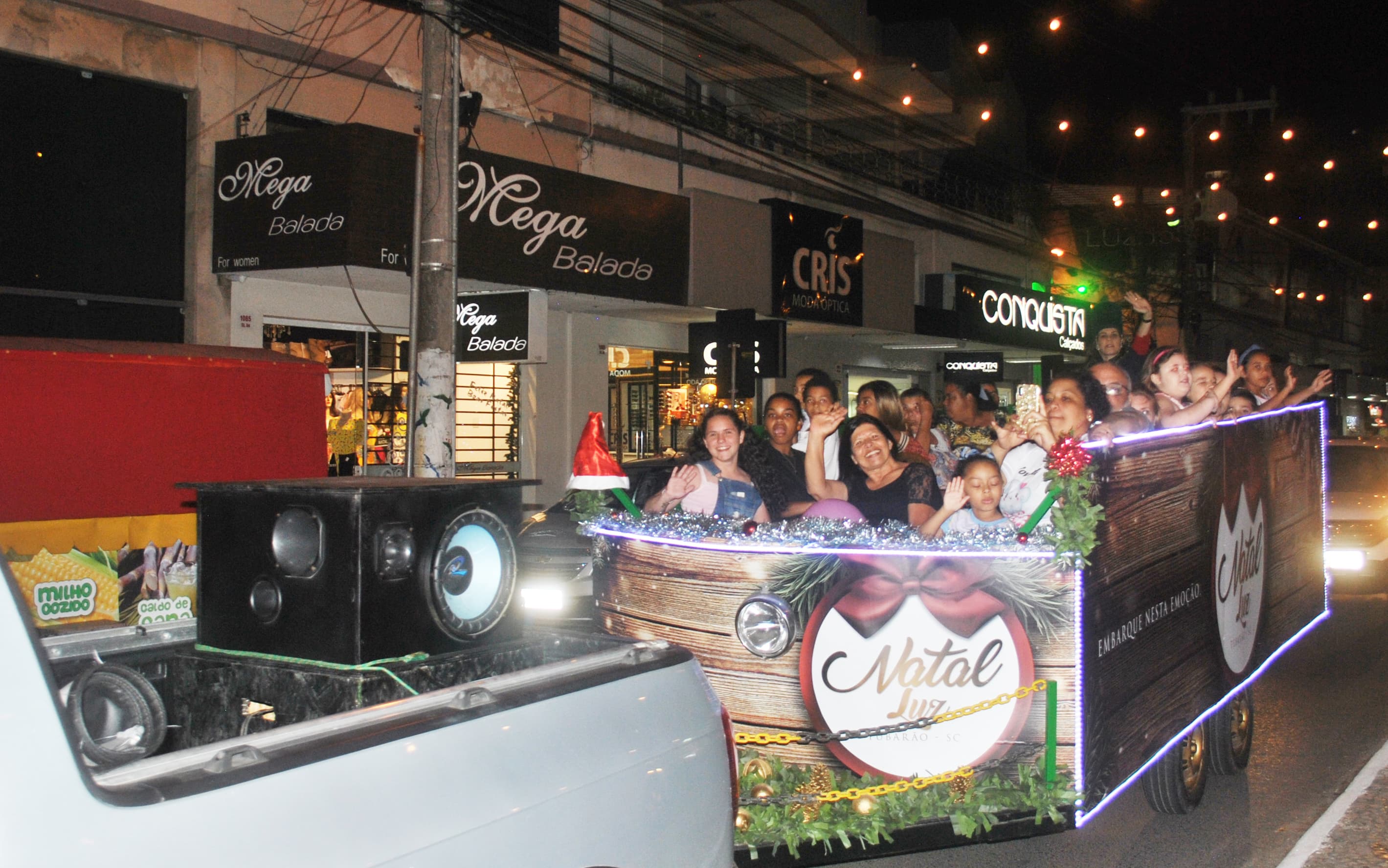 Passeios de bondinho são atração do Natal Luz