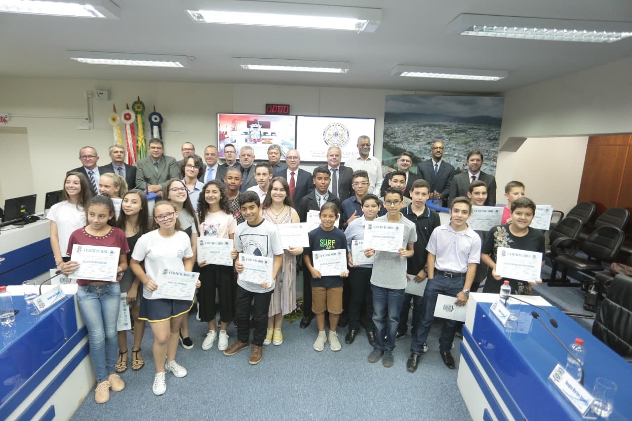 Câmara empossa vereadores mirins