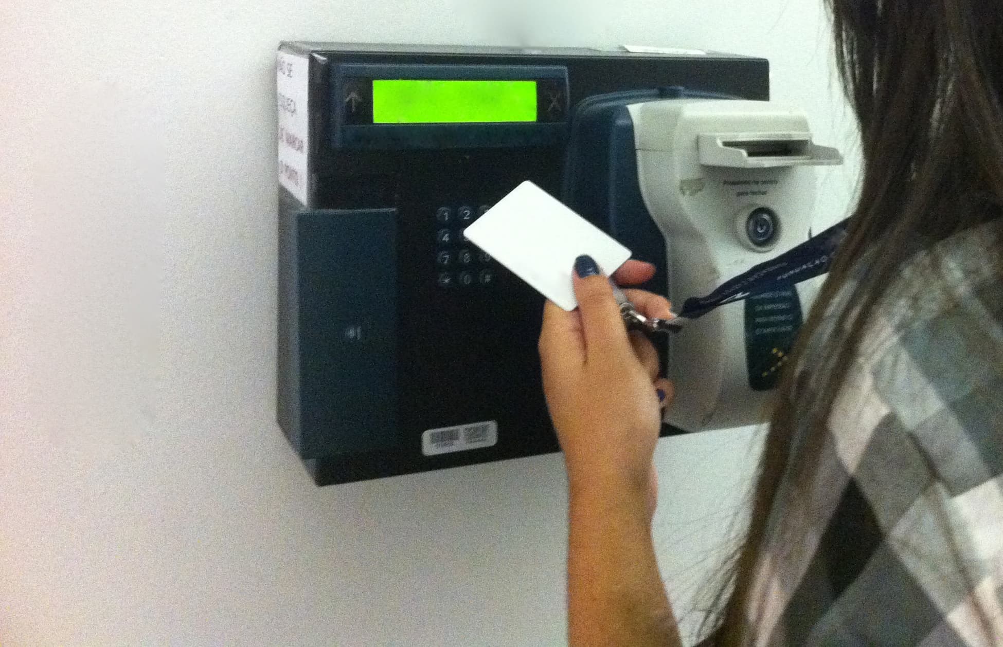 Dentista denunciado por bater ponto e ir embora sem atender pacientes é afastado