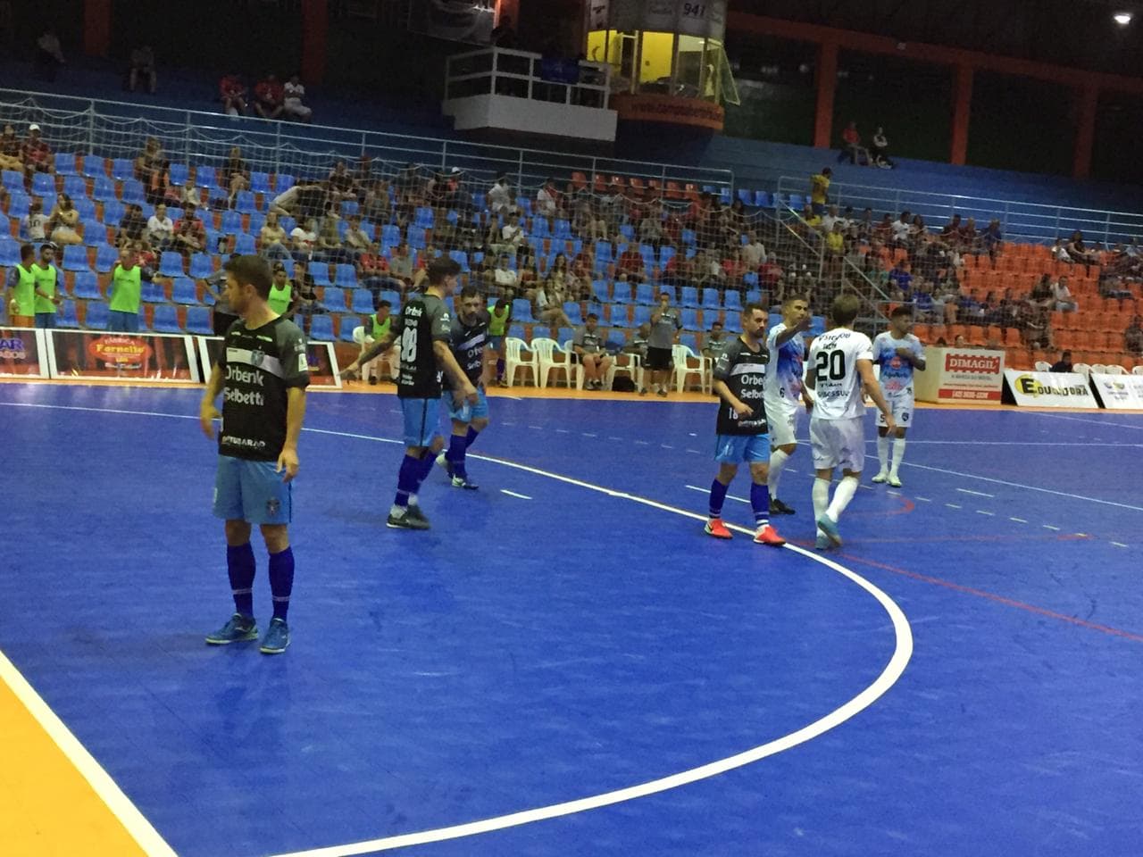LARANJEIRAS CUP: Tubarão Futsal perde para o Foz Cataratas