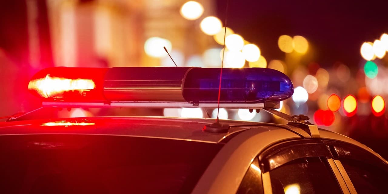 Vítima consegue derrubar bandido com a porta do carro e evita assalto