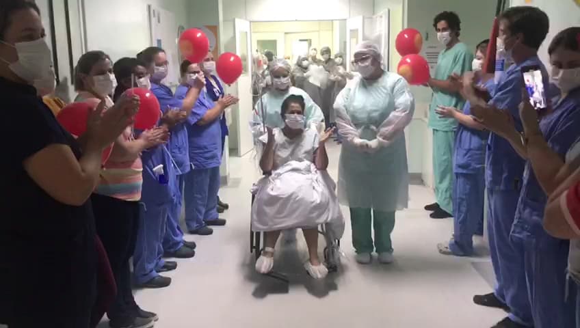 Primeira paciente com coronavírus a precisar de ventilação mecânica recebe alta da UTI