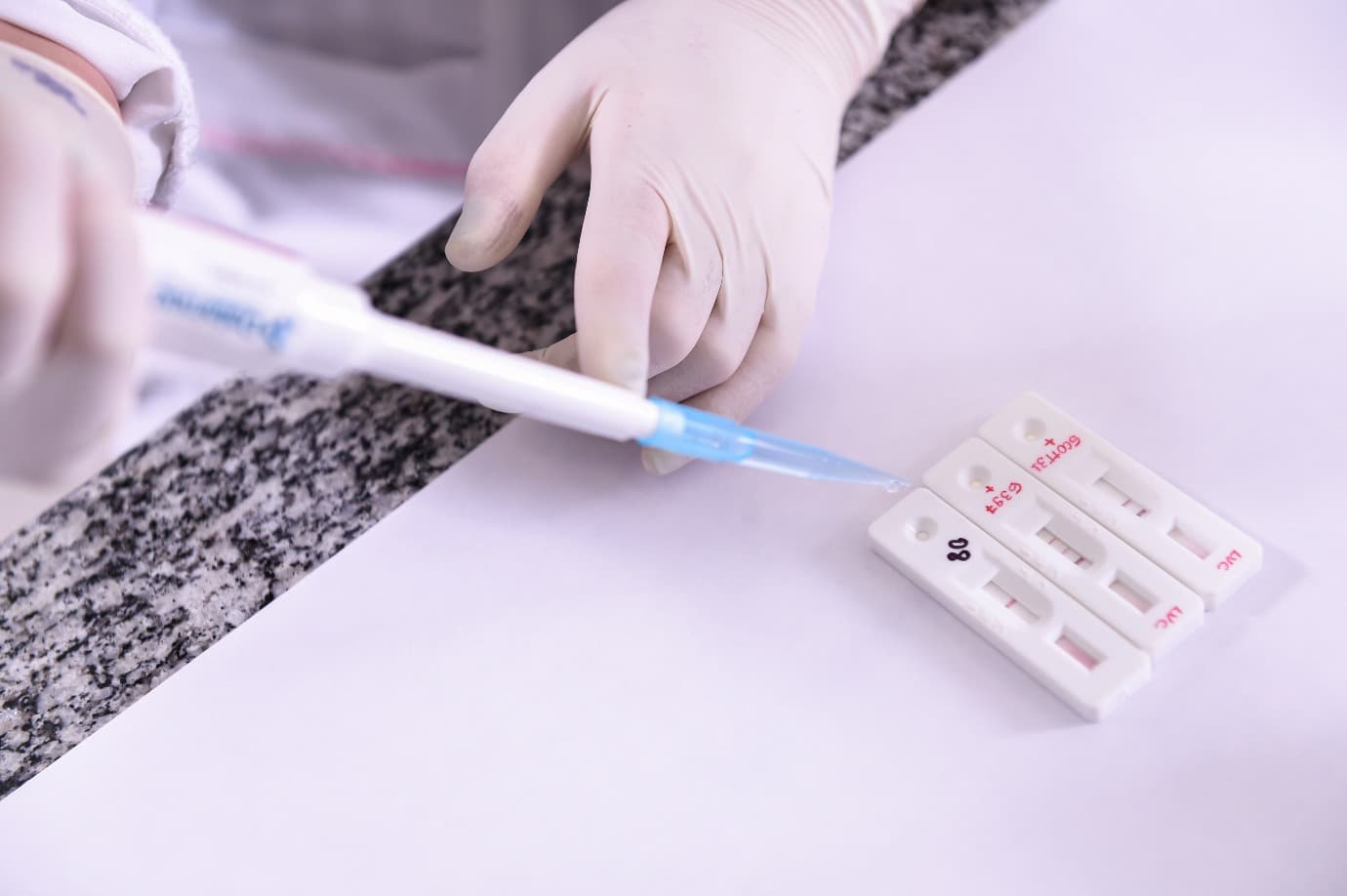 Profissionais da saúde e idosos em casas de repouso farão testes rápidos de coronavírus