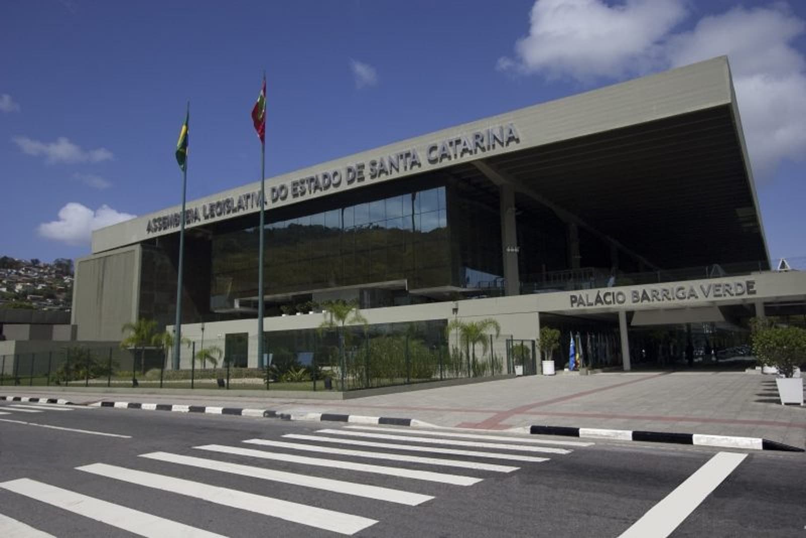 Prédios da Alesc são fechados após caso de coronavírus em servidor