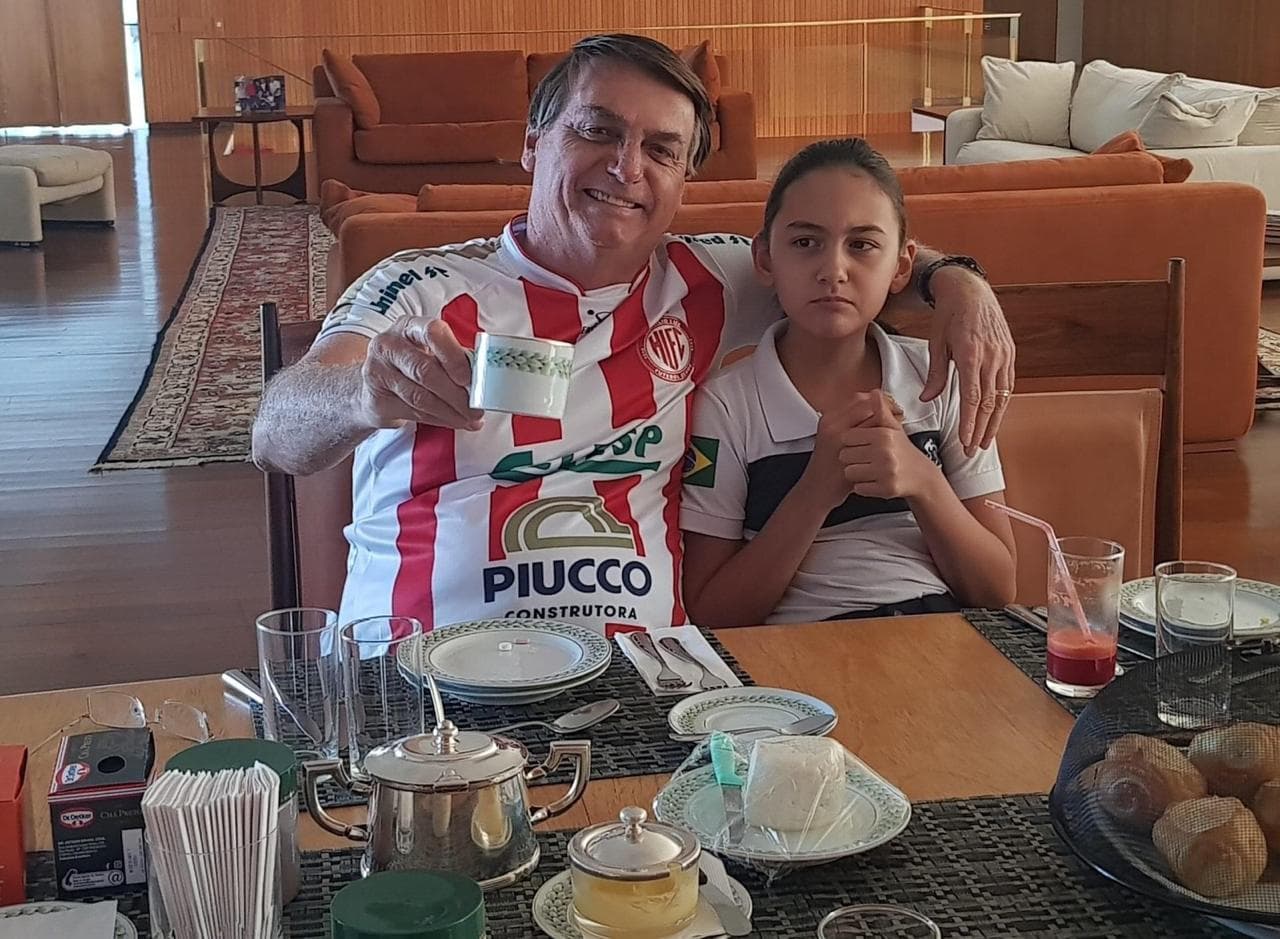 Jair Bolsonaro posta foto vestindo camisa do Hercílio Luz