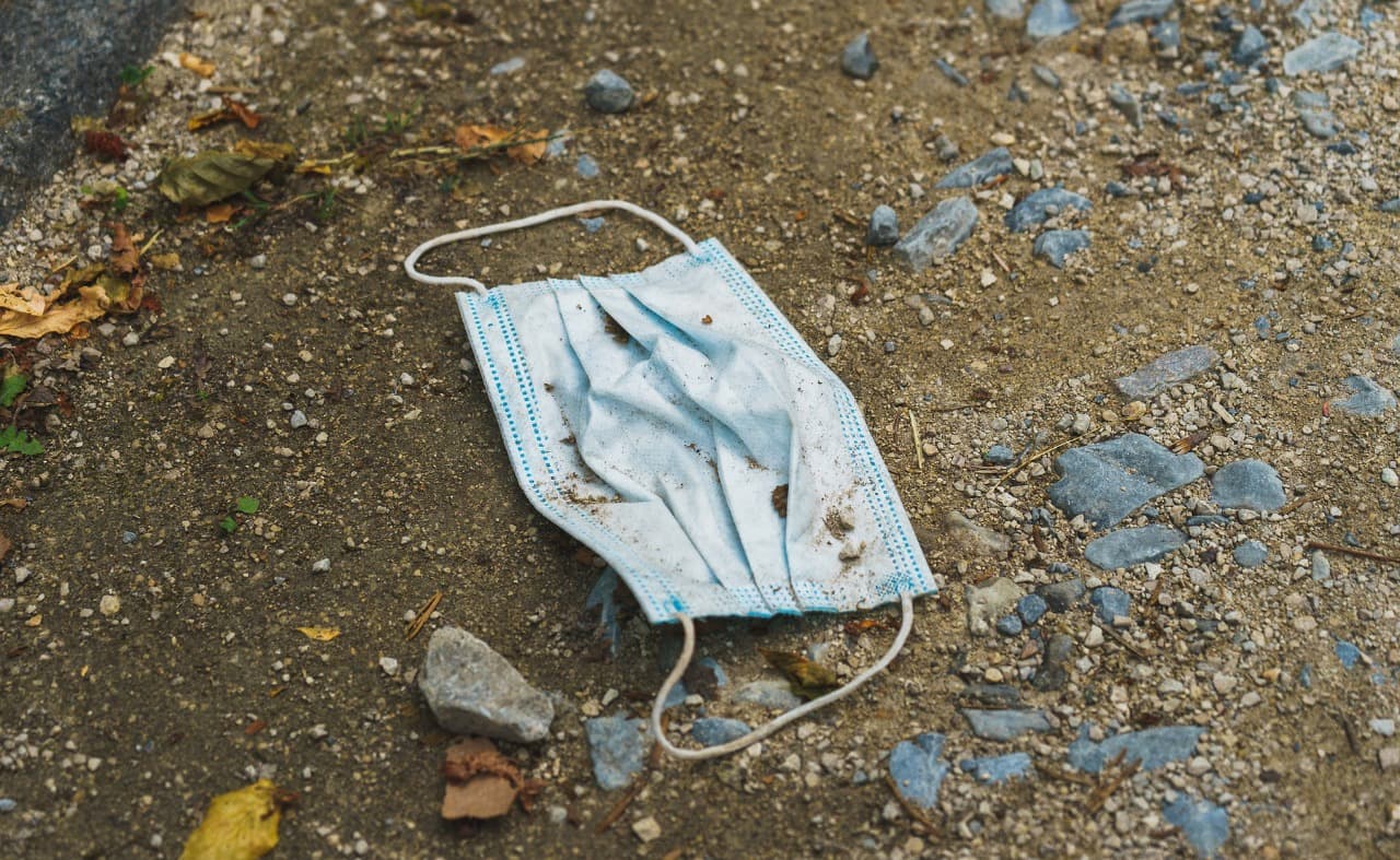 Máscaras usadas são descartadas em espaços públicos