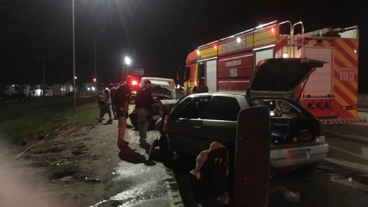 Colisão entre veículos deixa quatro feridos na BR-101