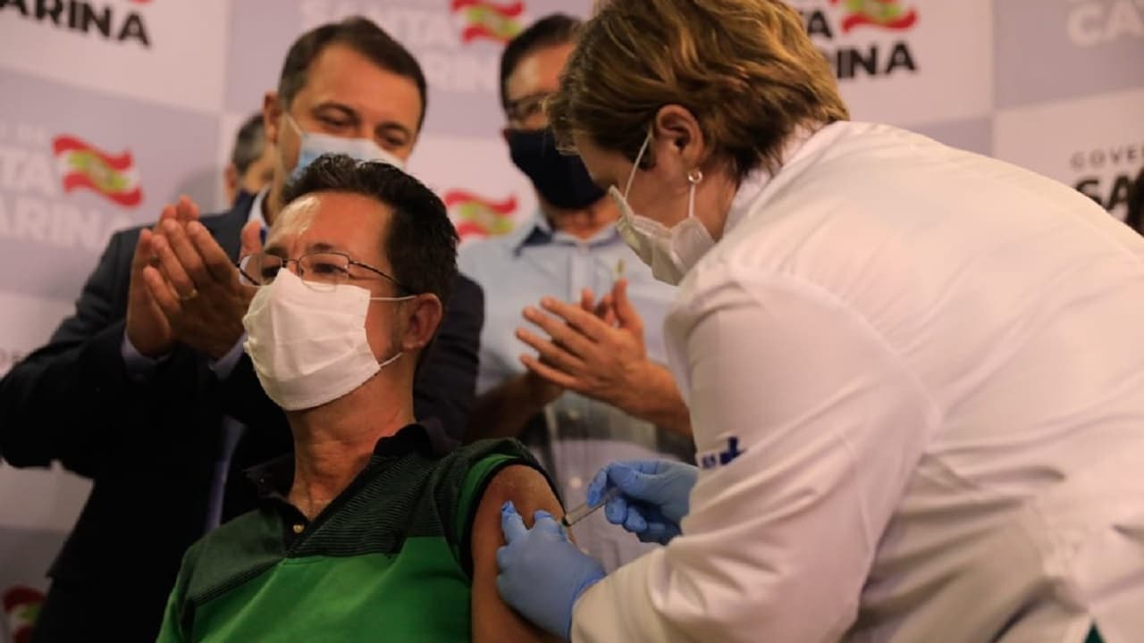 COVID-19: três catarinenses são os primeiros imunizados no estado