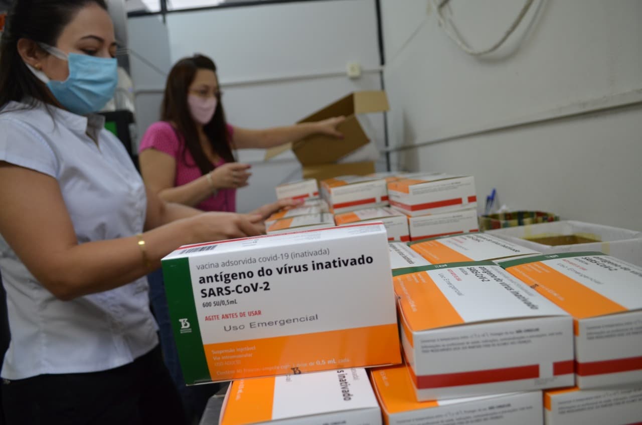 Tubarão recebe primeiras doses da Coronavac