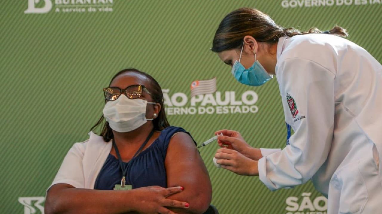 Enfermeira de São Paulo é primeira brasileira vacinada contra COVID-19