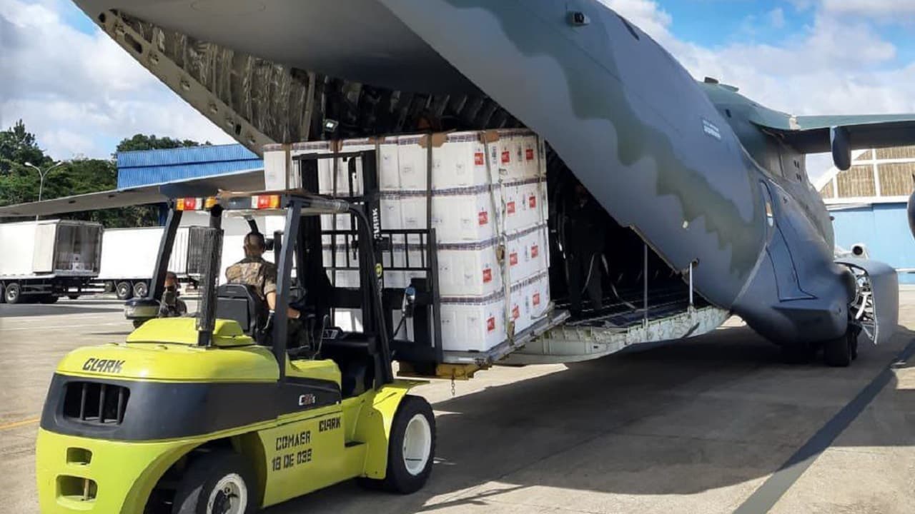 Vacinas contra a COVID-19 começam a ser distribuídas