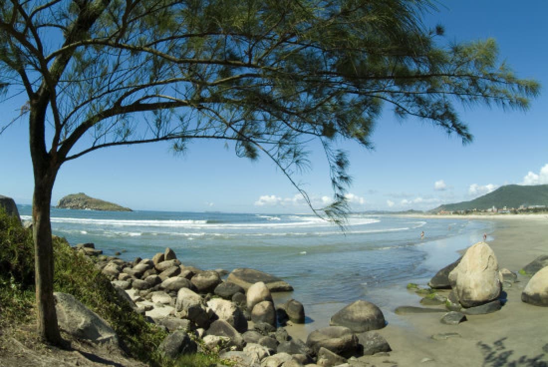 Homem tropeça e cai de costão, em Imbituba