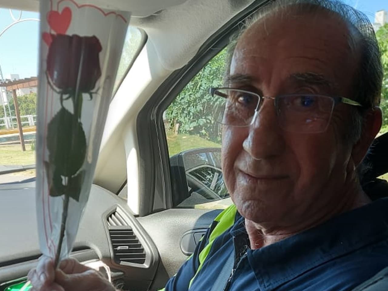 Empatia e esperança: idoso doa flor durante vacinação e surpreende a todos