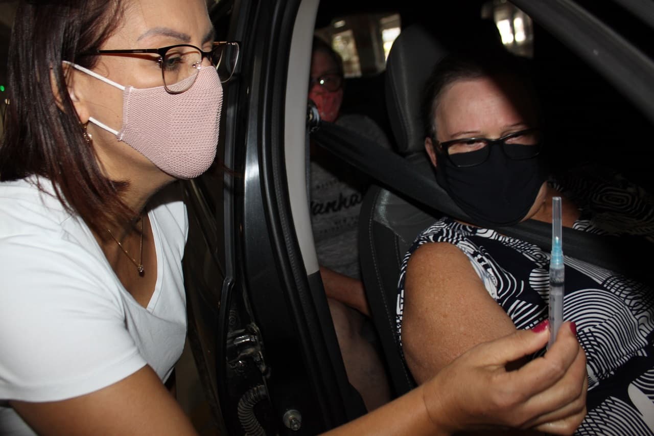 Cerca de mil idosos foram imunizados contra a Covid-19 na terça-feira (20) em Tubarão