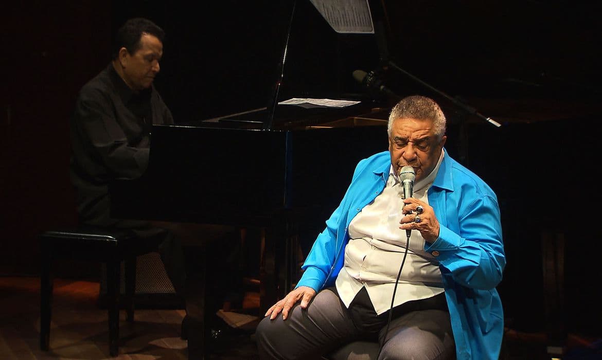 Com 84 anos, Agnaldo Timóteo morre de COVID-19 no RJ